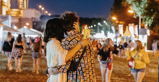 Un couple s'enlace au Festival de Ronquières