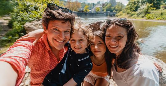 Famille qui fait un selfie devant Durbuy lors de son séjour en Wallonie