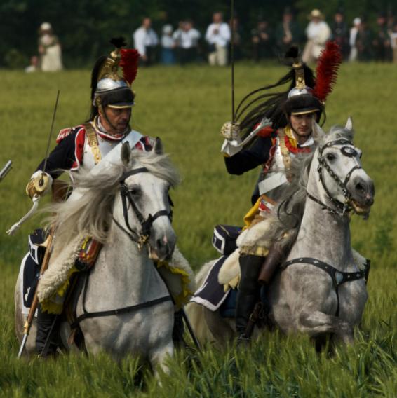 2 hommes à cheval en costume d'époque lors de la reconstitution de la Bataille de Waterloo