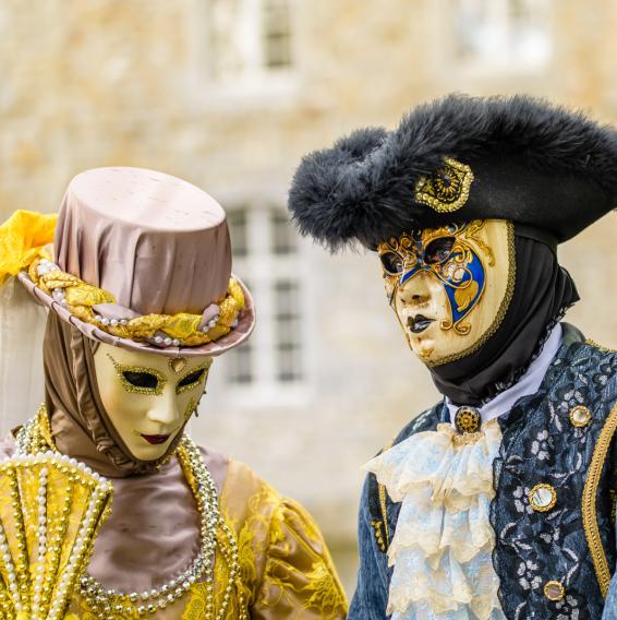 2 people in Venetian costumes at the Annevoie Gardens in Anhée