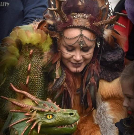 Personnage féminin fantastique tenant un dragon