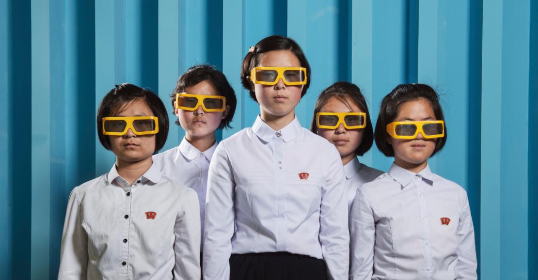 Stephan Gladieu. Des etudiantes dans le premier cinema 3D, Pyongyang, Coree du Nord © Stephan Gladieu courtesy School Gallery / Olivier Castaing