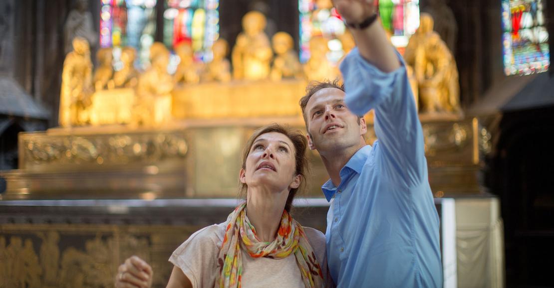 Un couple admire l'intérieur de la Collégiale Notre-Dame et Saint-Domitien de Huy