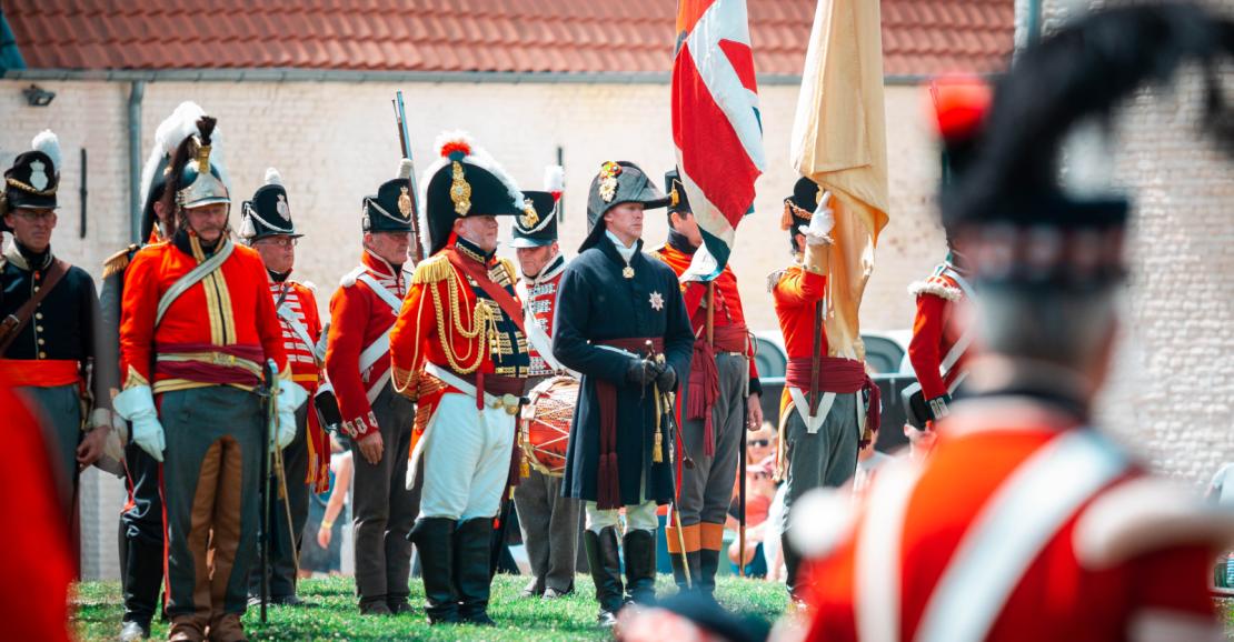 Des hommes sont en tenue d'époque lors de la reconstitution de la bataille de Waterloo