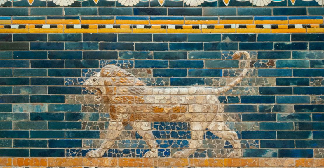 Foto van de muur van Babylon met in het midden een leeuw