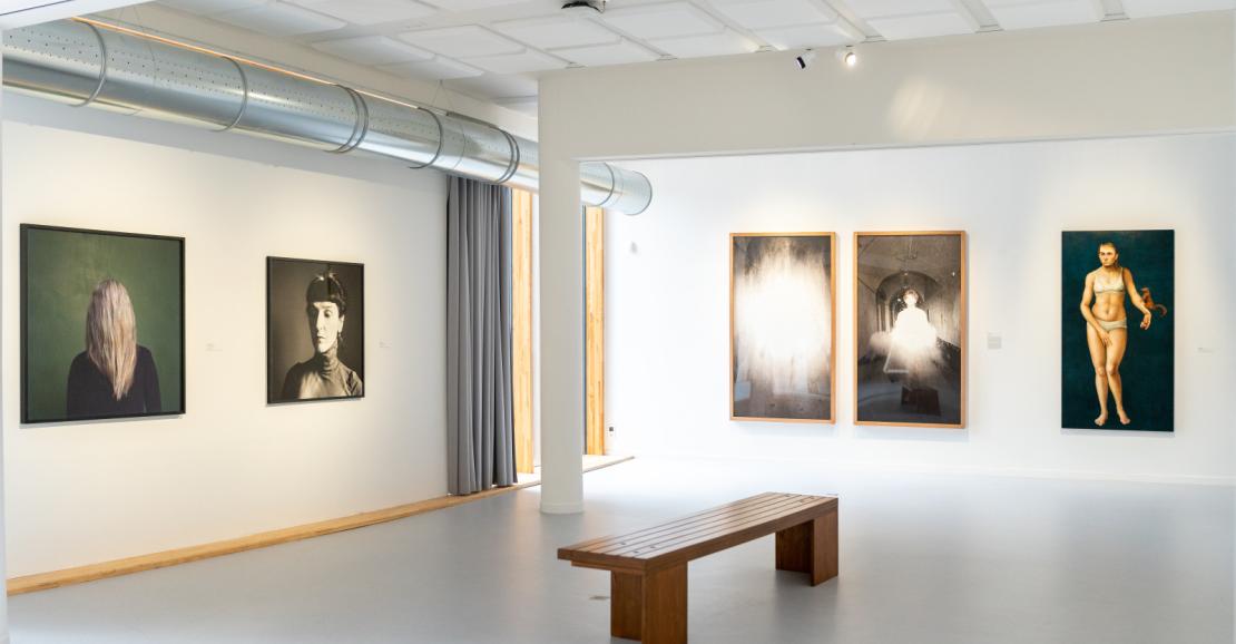 Salle du Delta où sont exposées des oeuvres dans le cadre de l'exposition en regard