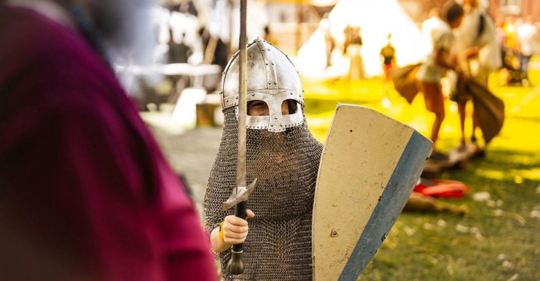 Un enfant est déguisé en chevalier au festival Dragonia à Gerpinnes