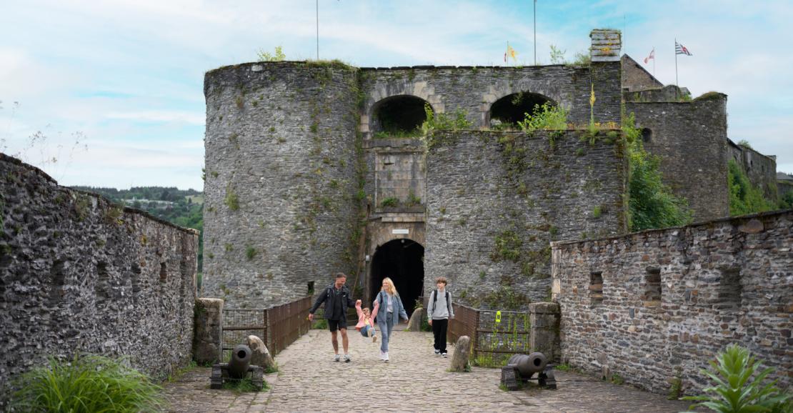 Une famille visite le château fort de Bouillon 