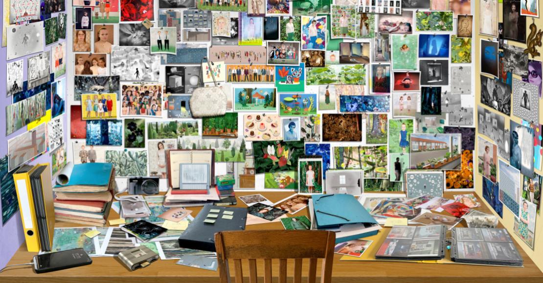 Bureau entouré de photographies colorées 