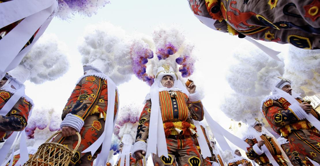 Gilles avec des paniers remplis d'oranges au Carnaval de Binche