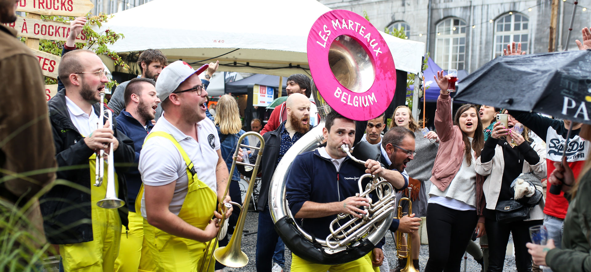 Groep muzikanten op het Summer Beer Lover's Festival van Luik