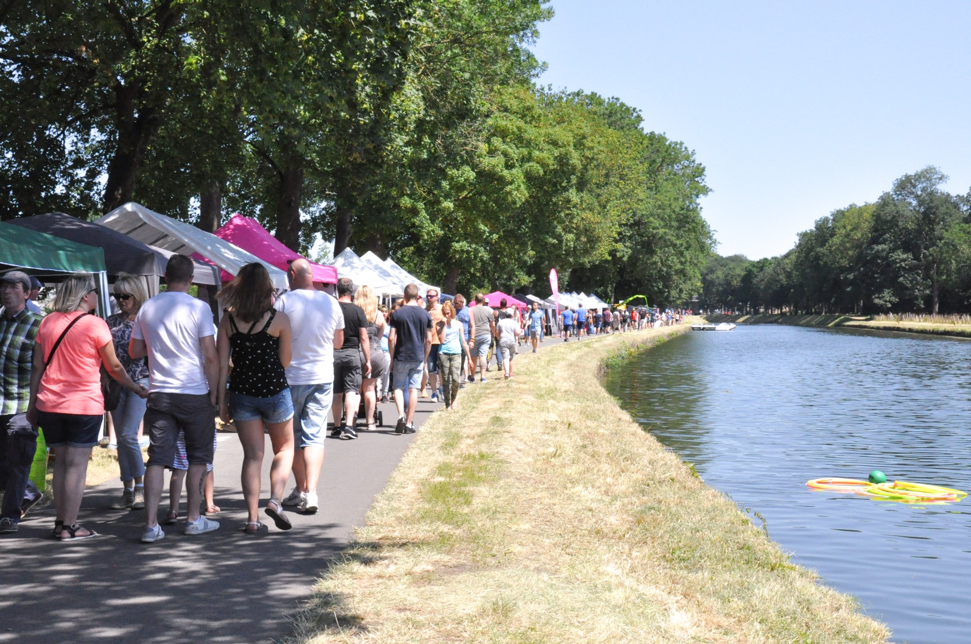 Personnes se promenant le long du canal durant les festivités du Weekend au bord de l'eau